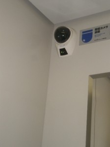 小島町２丁目アパートエレベーター内に防犯カメラを設置