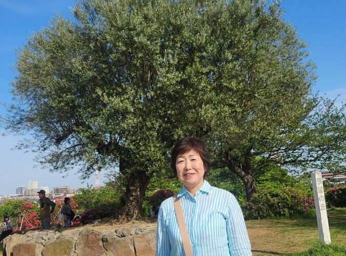 なぎさ公園のボタンと街を彩るつつじ（画像1）