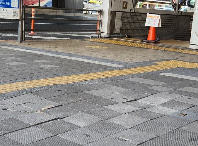 葛西駅で朝のご挨拶と歩道タイルの修理依頼（画像1）